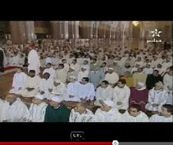 الأمن يوقف شابا يجري نحو الملك أثناء الصلاة بمسجد الحسن الثاني