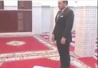 الملك محمد السادس يصلي منفردا لوحده