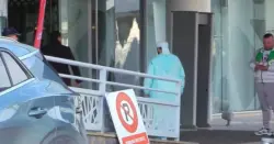 بعد رفضهم الذهاب إلى المسجد..إمام مغربي يؤم لاعبي المنتخب الجزائري في صلاة الجمعة داخل فندق "ماريوت"