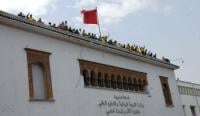 سيطرة الأساتذة الغير المدمجين على بناية الوزارة و تهديدهم بالانتحار الجماعي