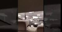 سائق سيارة يصور كيف تسبب سقوط الثلوج في تحطيم زجاج سيارته(فيديو)