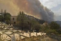 وفاة 25 عسكريا جزائريا أثناء محاولة إنقاذ مواطنين من حرائق ولايتي تيزي وزو وبجاية