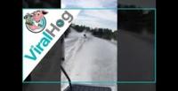 متزلج على الماء يتفاجأ بسمكة قرش في طريقه (فيديو)