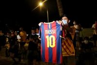 جماهير برشلونة تنزل إلى الشارع للمطالبة برحيل بارتوميو وبقاء ميسي (فيديو)