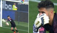 بالفيديو: خطأ قاتل لحارس الأسود يقضي على آمال ملقا في العودة للدوري الاسباني الأول