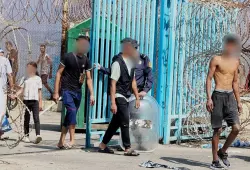 بعدما اصطدموا بالحقيقة المرة.. مهاجرون يتجمعون عند معبر باب سبتة ويطلبون العودة الطوعية إلى المغرب