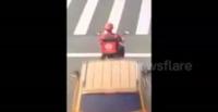 بالفيديو.. سائق يصدم موظف توصيل بسيارته أثناء انتظاره الإشارة الحمراء