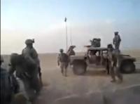  بالفيديو: جمل هائج يطارد جنوداً أمريكيين في بر الكويت
