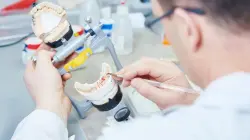 نقابات أطباء الأسنان تعلن التصعيد في مواجهة ممارسات بعض "صانعي ومركبي الأسنان