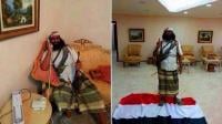 قيادي في القاعدة  يدوس العلم اليمني بالقصر الرئاسي (صورة)