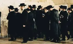 ليسوا إسرائيليين.. إعلام عبري يكشف جنسية يهود صلاة "باب دكالة" وسبب توقفهم للتعبد بالمكان