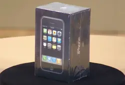 ابحث في أغراضك القديمة.. هاتف "آيفون" الأول أصبح يساوي ثروة حقيقية