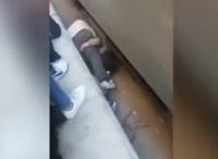 معاقبة و تغريم الأب الذي أنقذ ابنته من تحت عجلات القطار (فيديو)