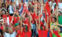 الجماهير المغربية ترفع لافتة "فخر العرب" خلال مباراة جنوب أفريقيا (صورة)