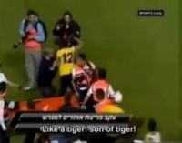 لاعب محمول على نقالة يضرب مصورا بحذائه