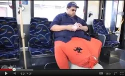 رجل بخصيتين تزنان 35 كيلوغراما
