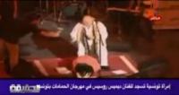 امرأة تونسية تسجد للفنان ديميس روسفس