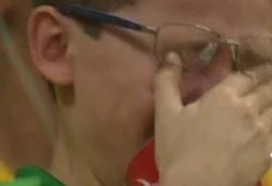 طفل برازيلي لم يصدق ما تراه عيناه فانهار باكيا