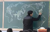 بالفيديو: استاذ جغرافيا يرسم خريطة العالم من ذاكرته في 4 دقائق