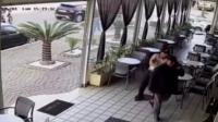 شاهد كيف سرق لص هاتفا من صاحبه داخل مقهى في مدينة فاس