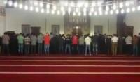 إمام مصري يؤدي صلاة التراويح بسرعة قياسية