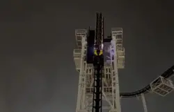 بالفيديو... راكبان يعلقان على ارتفاع شاهق لمدة ساعة بعد تعطل لعبة أفعوانية