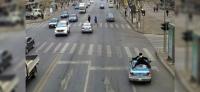 شرطى صينى على ظهر سيارة أجرة لملاحقة قائدها والقبض عليه