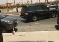 بالفيديو: "كات كات" بدون ترقيم تصدم سيارة مسؤول ودوافع انتقامية وراء الحادث