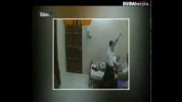 كاميرا ترصد اعتداء خادم على سيده المسن بدون رحمة اثناء انشغال العائلة