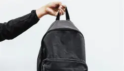 داخل حقيبة مدرسية .. أم تلقي بجثة ابنتها في الشارع خوفاً من الفضيحة