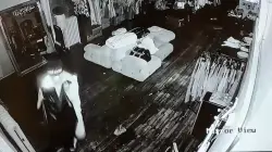 سطو خيالي في نيويورك: عارض أزياء يختلس ملابس فاخرة بقيمة مليون دولار (فيديو)