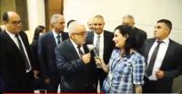 صحافية تهدي بنكيران وردة وداع وقالت له "غادي نتوحشوك".. شاهد ردة فعله !!!