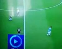 شبح يضرب لاعب في ارض الملعب!