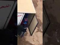 بسبب المقاطعة ..شركة سنطرال تستعين بشاحنة البلدية لنقل اللحوم لتوزيع منتوجها