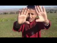 مؤثر جدا:هكذا تفاعل طفل صغير مع فاجعة الصويرة(فيديو)