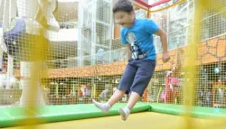 حادثة مأساوية في مركز ترامبولين.. إصابة طفل ومحاكمة بسبب الإهمال