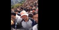 طوفان من البشر يغزو سور الصين العظيم (فيديو)