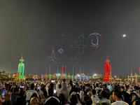 خارطة المغرب والعلم الوطني يزينان سماء العيون باستعمال "الدرون"