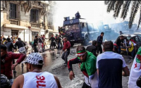 الجزائر.. اصطدامات بين الشرطة ومتظاهرين بعد الحكم على أحد نشطاء الحراك بسبع سنوات سجنا