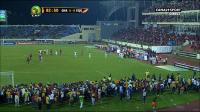 بالفيديو: توقف مباراة غانا وغينيا الاستوائية بسبب شغب الجماهير