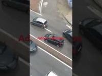 نجاة سائق سيارة من الموت بأعجوبة بعد سقوط باب منزل على سيارته بتطوان !!!