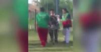 بالفيديو.. شاهد ماذا فعل الأهالي برجل طعن فتاتين بسكين