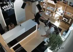 بالفيديو.. روبوت يفاجئ زبوناً بالركلات واللكمات داخل متجر ويثير جدلاً واسعاً