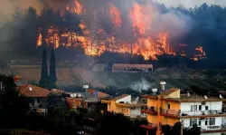 بالفيديو....حرائق تركيا تخرج عن السيطرة والنيران تلتهم منازل السكان..