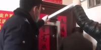بالفيديو: الشرطة الصينية تحاصر عائلها بأكملها داخل منزلها خوفا من انتشار فيروس "كورونا"