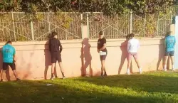 قصف متبادل" و"انتقادات لاذعة" بعد نشر صور لمشاركين في ماراثون مراكش "يتبولون"