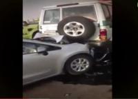 بالفيديو: نجا من حادث مروع.. فمات أثناء انتظاره للشرطة في حادث آخر