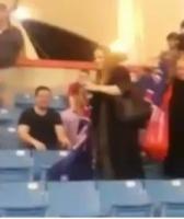 مشجعة استرالية تتعمد كشف ساقها لجمهور الهلال السعودي