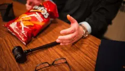 ذكاء اصطناعي يستدعي الشرطة بالخطأ بعد أن ظن كيس "دوريتوس" سلاحاً نارياً!