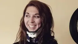 نجت من "انفصال الرأس الداخلي": أمريكية تتحول إلى "تمثال بشري" بسبب كرة هوائية